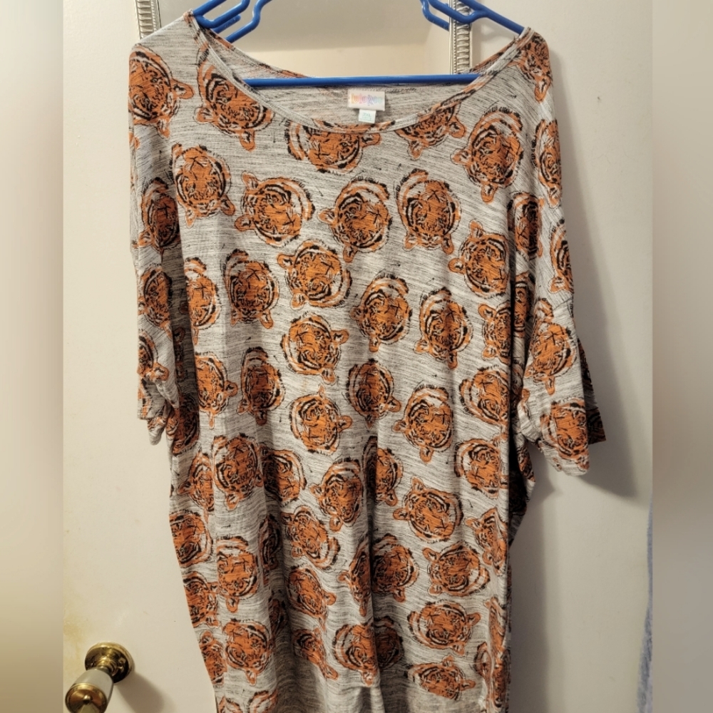 Womens Lularoe 2XL Irma tunic shirt